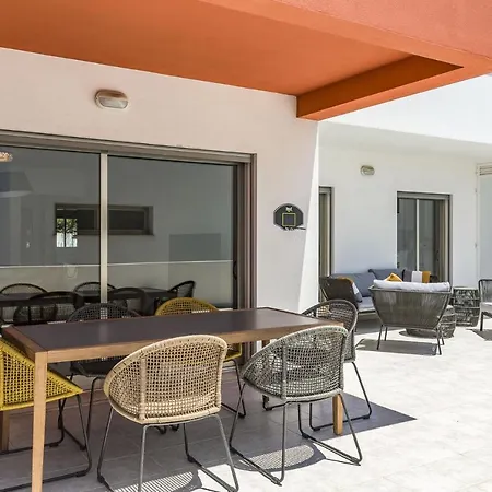 Contemporary 4 Bedroom In Vale De Parra Апартаменты *