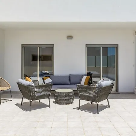 Апартаменты Contemporary 4 Bedroom In Vale De Parra
