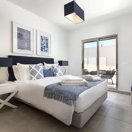 Contemporary 4 Bedroom In Vale De Parra Апартаменты