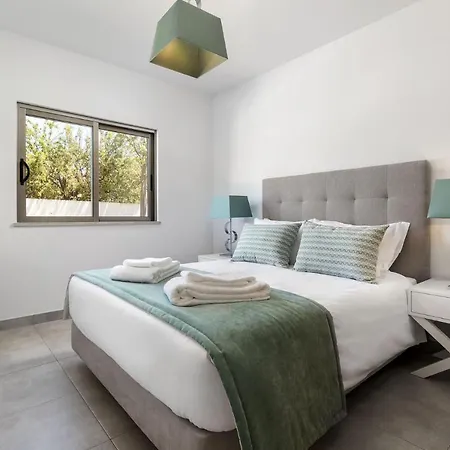 Contemporary 4 Bedroom In Vale De Parra Gale (Albufeira)