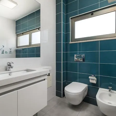 Contemporary 4 Bedroom In Vale De Parra Апартаменты